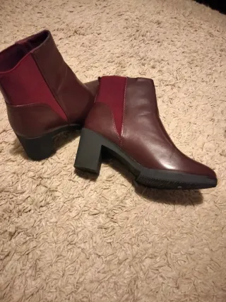 Botines de tacón color burdeos