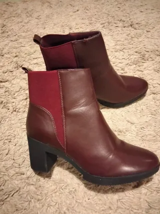 Botines de tacón color burdeos