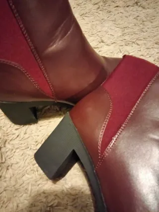 Botines de tacón color burdeos