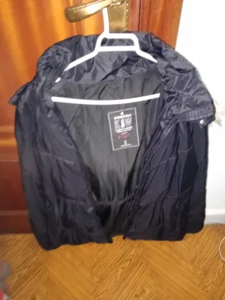 Cazadora negra con capucha y pelo