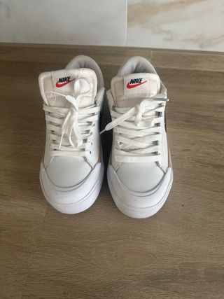 Zapatillas Blancas y Negras