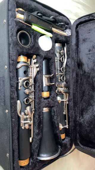 Clarinete con accesorios