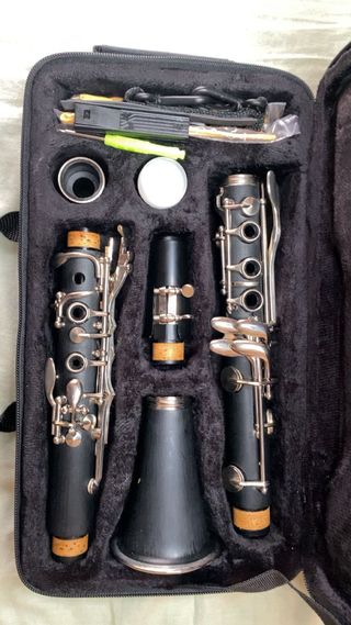 Clarinete con accesorios