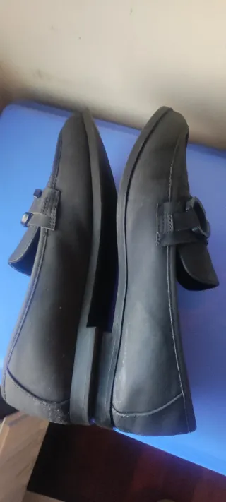 Zapatos planos azul marino con cadena. N. 39