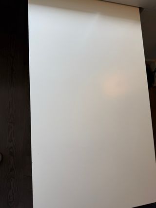 Escritorio blanco grande con mesa auxiliar