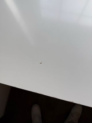 Escritorio blanco grande con mesa auxiliar