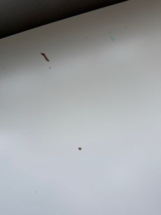 Escritorio blanco grande con mesa auxiliar