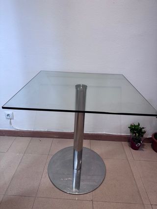 Mesa de cristal y metal cuadrada