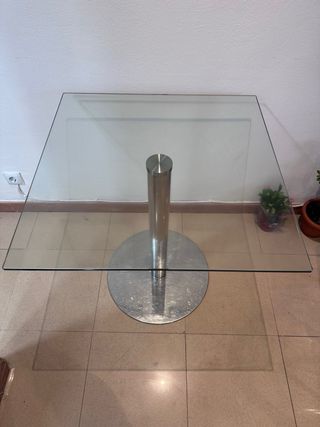 Mesa de cristal y metal cuadrada