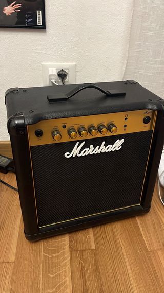 Chitarra elettrica nera