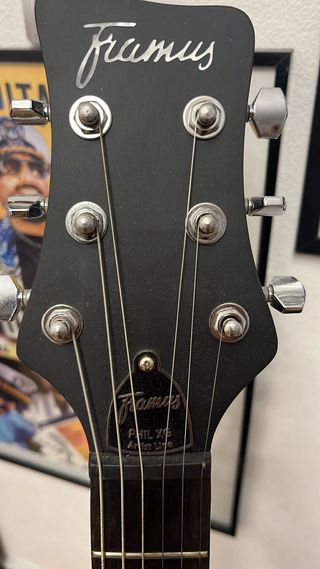 Chitarra elettrica nera