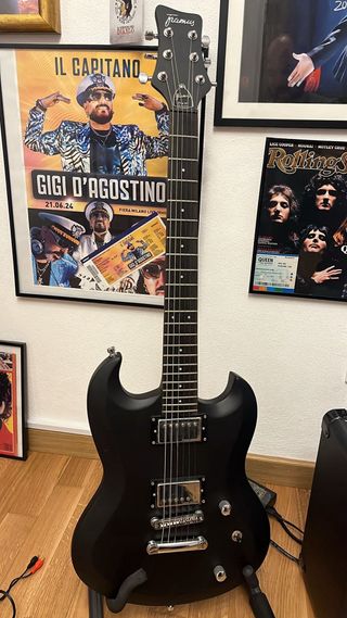Chitarra elettrica nera