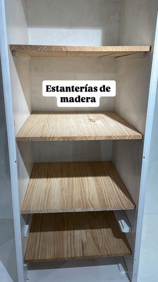 Armario blanco vintage con estantes y barra