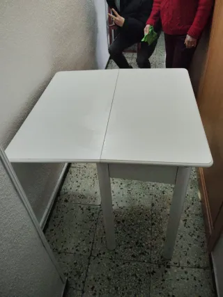 Mesa plegable de madera blanca