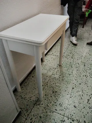 Mesa plegable de madera blanca