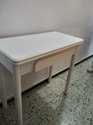 Mesa plegable de madera blanca