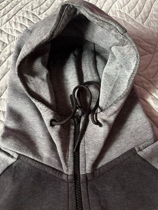 Chaqueta Nike Tech Fleece Gris y Blanca