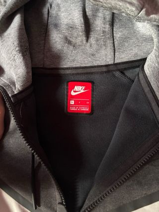 Chaqueta Nike Tech Fleece Gris y Blanca