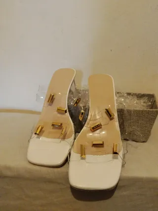 Zapatos de tacón transparentes dorados