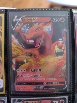 Carta Pokémon Charizard V 220 HP
