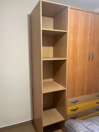 Estantería de madera aglomerada