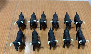 11 Toros de juguete negros
