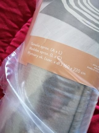 Alfombra gris y roja enrollada