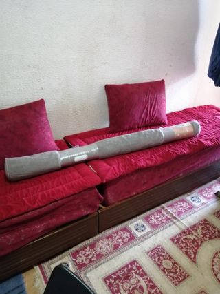 Alfombra gris y roja enrollada