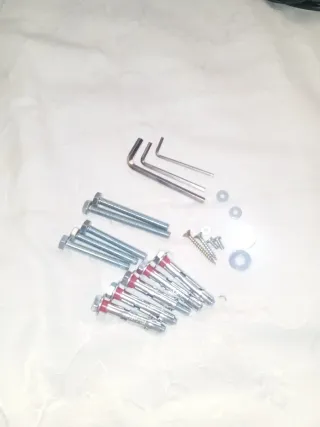 Tornillos, llaves Allen y accesorios