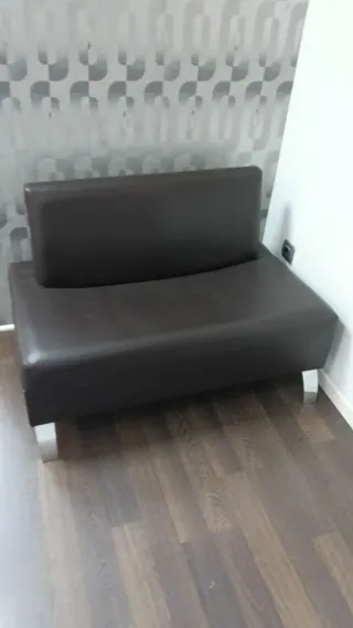 Sillón moderno marrón polipiel