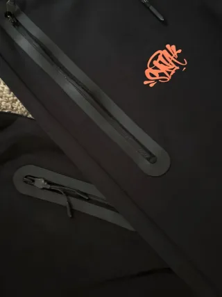 Conjunto Nike Tech Fleece Syna World