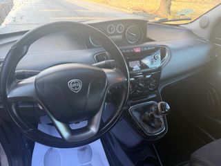 Lancia Ypsilon 2012 UNICO DUEÑO 130.000 PEGATINA C