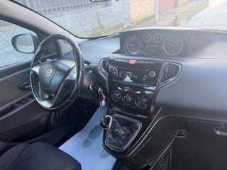 Lancia Ypsilon 2012 UNICO DUEÑO 130.000 PEGATINA C