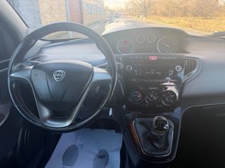 Lancia Ypsilon 2012 UNICO DUEÑO 130.000 PEGATINA C