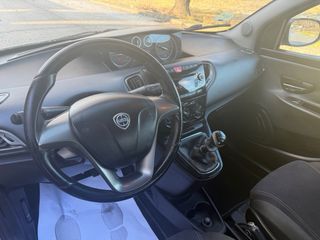 Lancia Ypsilon 2012 UNICO DUEÑO 130.000 PEGATINA C