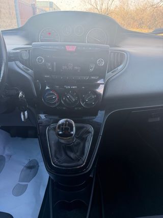 Lancia Ypsilon 2012 UNICO DUEÑO 130.000 PEGATINA C