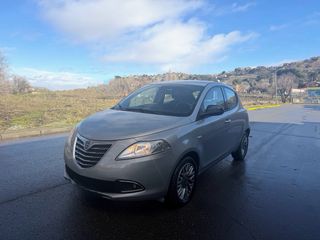 Lancia Ypsilon 2012 UNICO DUEÑO 130.000 PEGATINA C