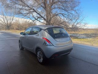 Lancia Ypsilon 2012 UNICO DUEÑO 130.000 PEGATINA C