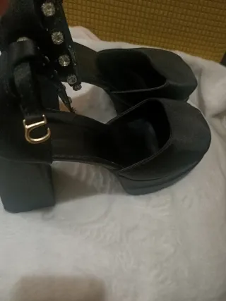 Zapatos de plataforma con tacón y pedrería