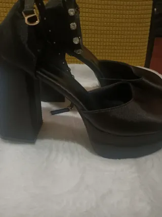 Zapatos de plataforma con tacón y pedrería