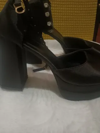 Zapatos de plataforma con tacón y pedrería