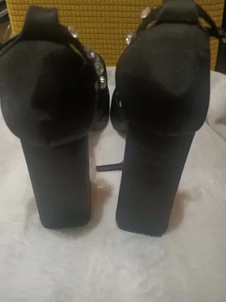 Zapatos de plataforma con tacón y pedrería