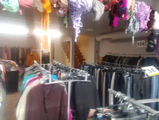Traspaso tienda  ropa segunda mano con dos plantas