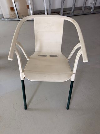 Sillas de plástico y metal