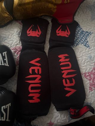 Espilleras y guantes kickboxing y taekwondo