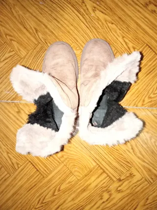 Botas beige y grises con forro de pelo