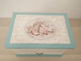 Joyero blanco y azul con diseño floral