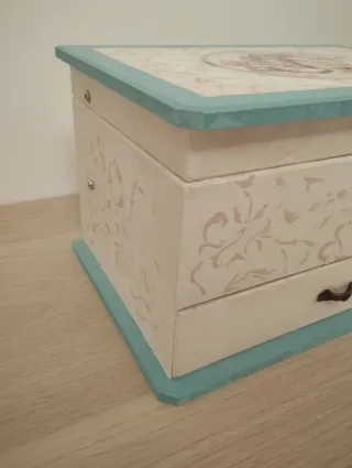 Joyero blanco y azul con diseño floral