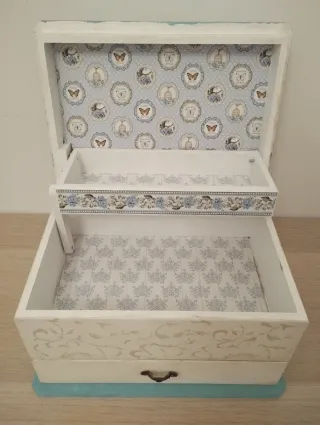 Joyero blanco y azul con diseño floral