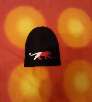 Cappello nero con disegno felino rosso e bianco